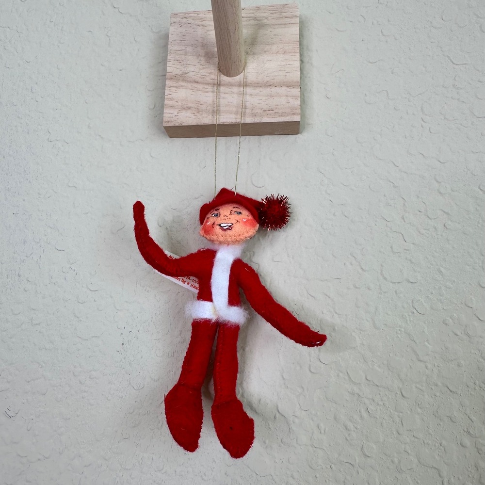 Annalee Mobilitee 2004 Red Felt Christmas Elf Ornament Hand Painted Face 6 inch